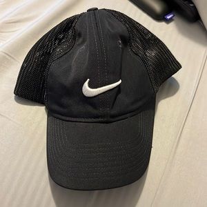 LIKE NEW NIKE Golf Hat